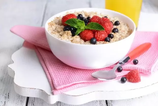 The dietary menu for the lazy includes oatmeal with berries for breakfast