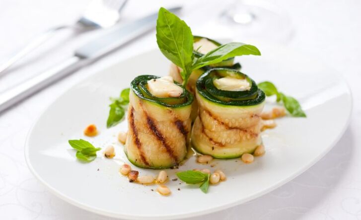 You can dine with gout with zucchini rolls scented with cottage cheese